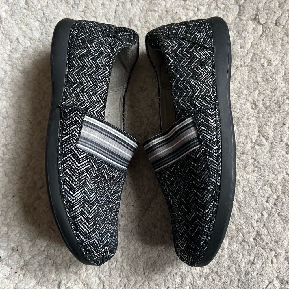 Alegria Black, White Metallic Gray Glee Ric Rack Slip On Clogs Size 39 - Picture 4 of 9